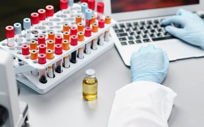 investigador frente muestras biologicas 400x250